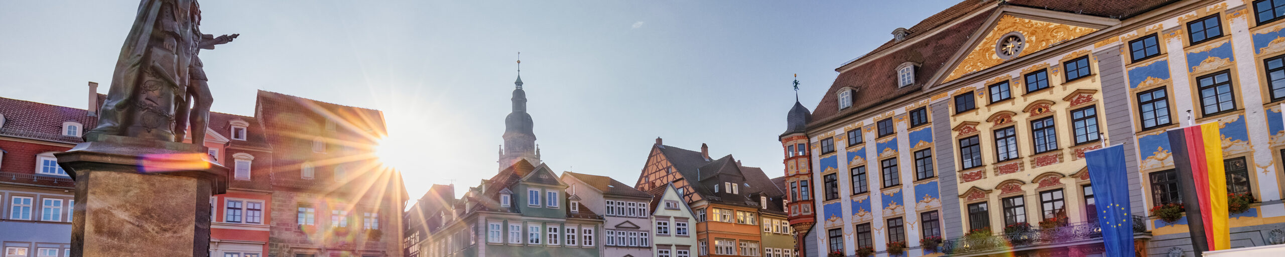 Markttreiben auf dem Coburger Marktplatz, im Hintergrund das Coburger Rathaus