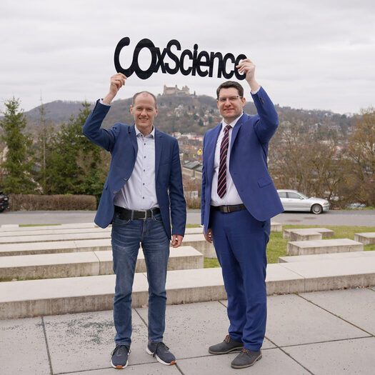 Prof. Dr. Stefan Gast (links) und Oberbürgermeister Dominik Sauerteig (rechts) haben unter dem Motto COxScience einen Kooperationsvertrag unterzeichnet.