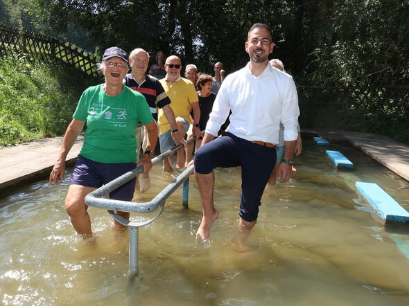 Bürgermeister Can Aydin und Dorothea Schaal vom Kneipp- und Naturverein bei der Eröffnung der Kneippanlage in Ketschendorf.