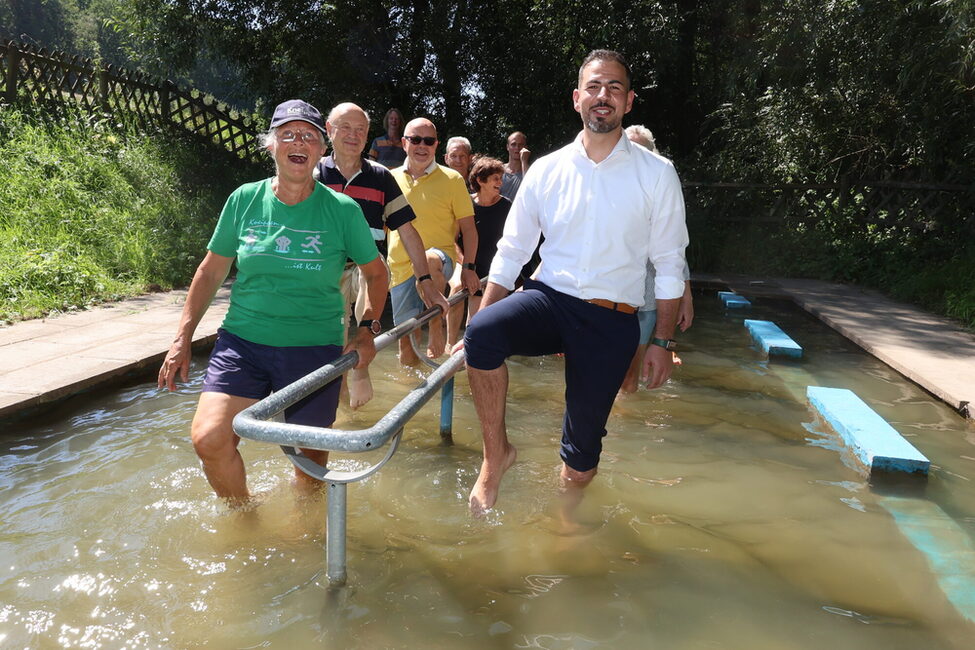 Bürgermeister Can Aydin und Dorothea Schaal vom Kneipp- und Naturverein bei der Eröffnung der Kneippanlage in Ketschendorf.