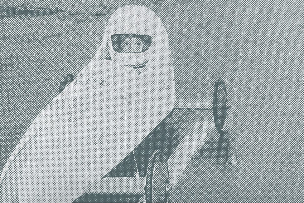 schwarz-weißes Bild zeigt Kind, dass in einer Seifenkiste fährt