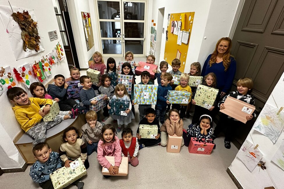 Die Kinder aus dem Kinderhaus präsentieren ihre Geschenke.