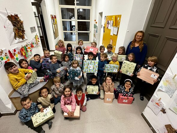 Die Kinder aus dem Kinderhaus präsentieren ihre Geschenke.