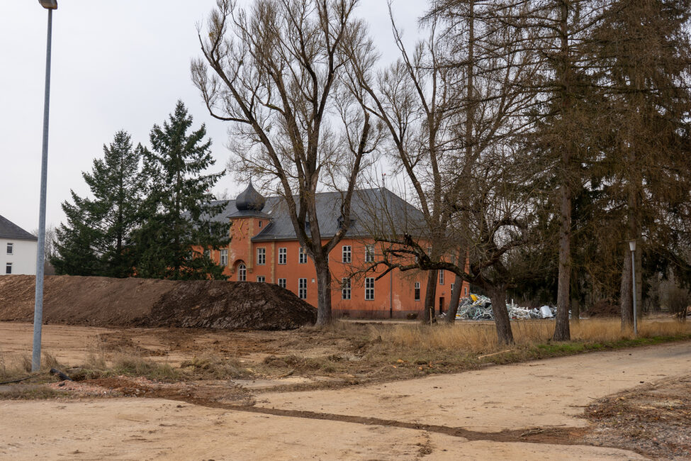 Im Rahmen der Abrissarbeiten auf dem BGS-Gelände wird die ehemalige Kantine im Zuge einer Übung gesprengt.