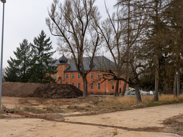 Im Rahmen der Abrissarbeiten auf dem BGS-Gelände wird die ehemalige Kantine im Zuge einer Übung gesprengt.