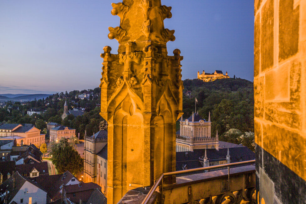 Ausblick auf die Veste vom Turm der Morizkirche in Abendstimmung.