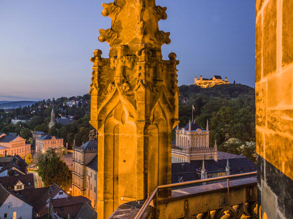 Ausblick auf die Veste vom Turm der Morizkirche in Abendstimmung.