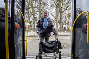 Dank der barrierefreien Bushaltestelle gelangt Heide Braunschmidt mit ihrem Rollator ganz einfach in den Bus.