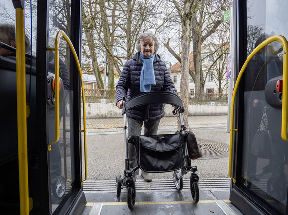 Dank der barrierefreien Bushaltestelle gelangt Heide Braunschmidt mit ihrem Rollator ganz einfach in den Bus.