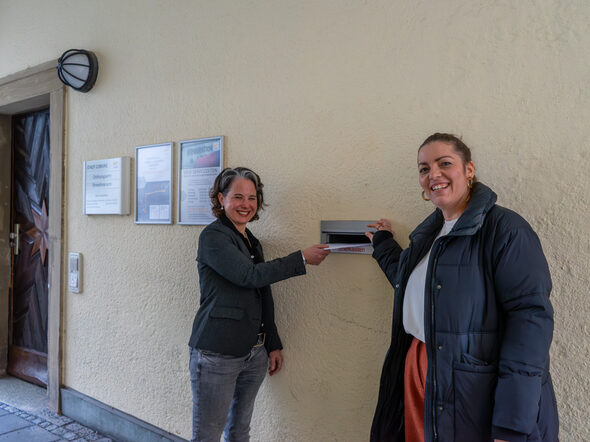 Die Organisatorinnen der Bundestagswahl Jennifer Jahn und Tina Möller am Postkasten in der Rosengasse.