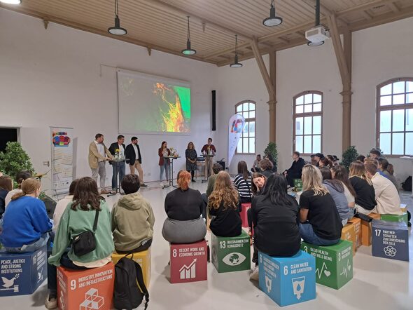 Die Veranstaltung „DieCouchkommt“ in der alten Angerhalle zur Landtagswahl 2023.