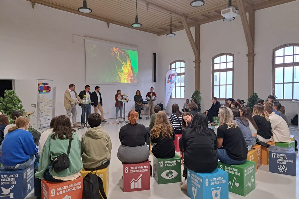 Die Veranstaltung „DieCouchkommt“ in der alten Angerhalle zur Landtagswahl 2023.