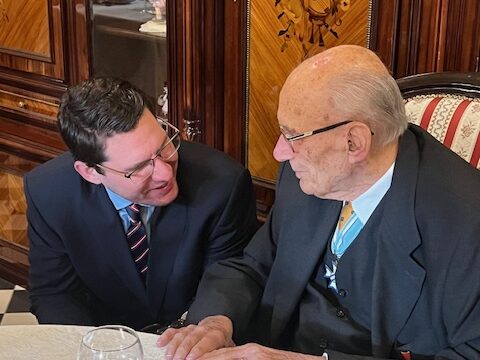 Oberbürgermeister Dominik Sauerteig gratuliert Dr. Günter Kammerscheid zum 100. Geburtstag.