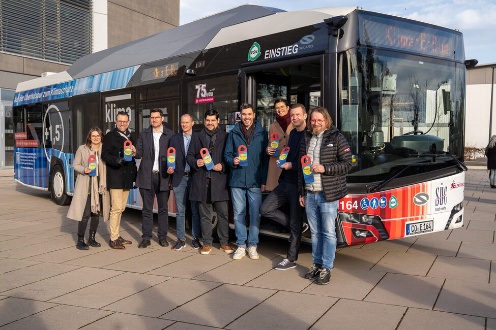 OB Dominik Sauerteig, Stefan Sauerteig, Lea Storm und weitere Projektbeteiligten des Coburger Klima-E-Bus.