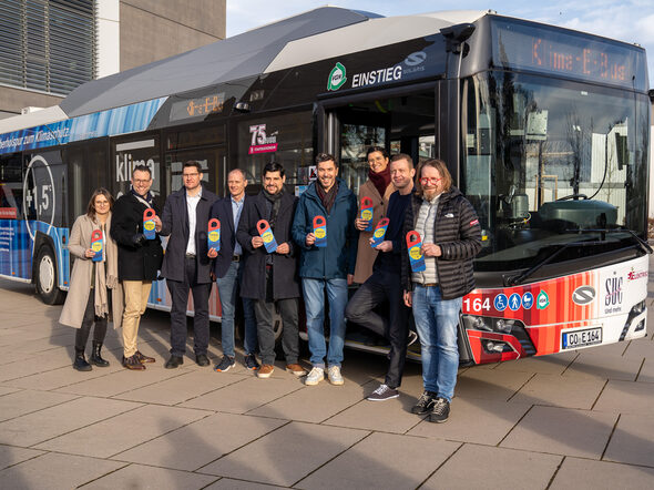 OB Dominik Sauerteig, Stefan Sauerteig, Lea Storm und weitere Projektbeteiligten des Coburger Klima-E-Bus.