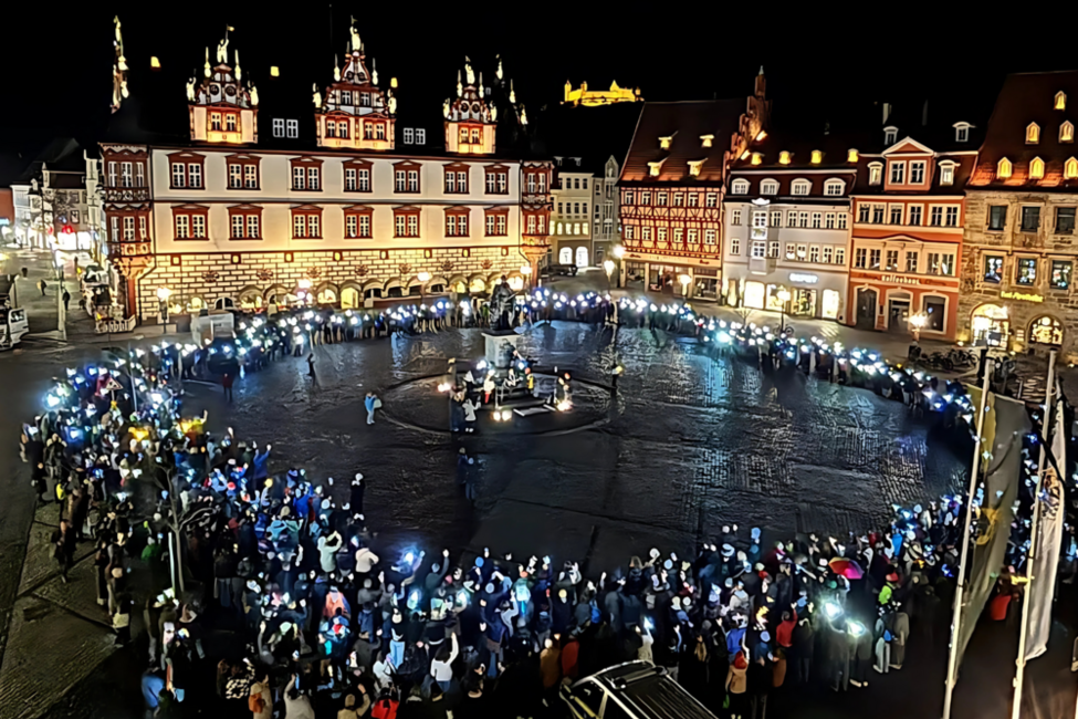 Ein Bild der Lichterkette auf dem Marktplatz.