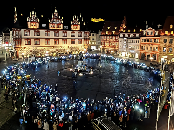 Ein Bild der Lichterkette auf dem Marktplatz.