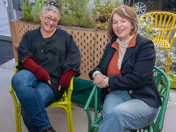 Karin Engelhardt (Stadt Coburg) und Sylvia Endres (Coburger Designforum Oberfranken) freuen sich auf das Projekt Zukunftsraum