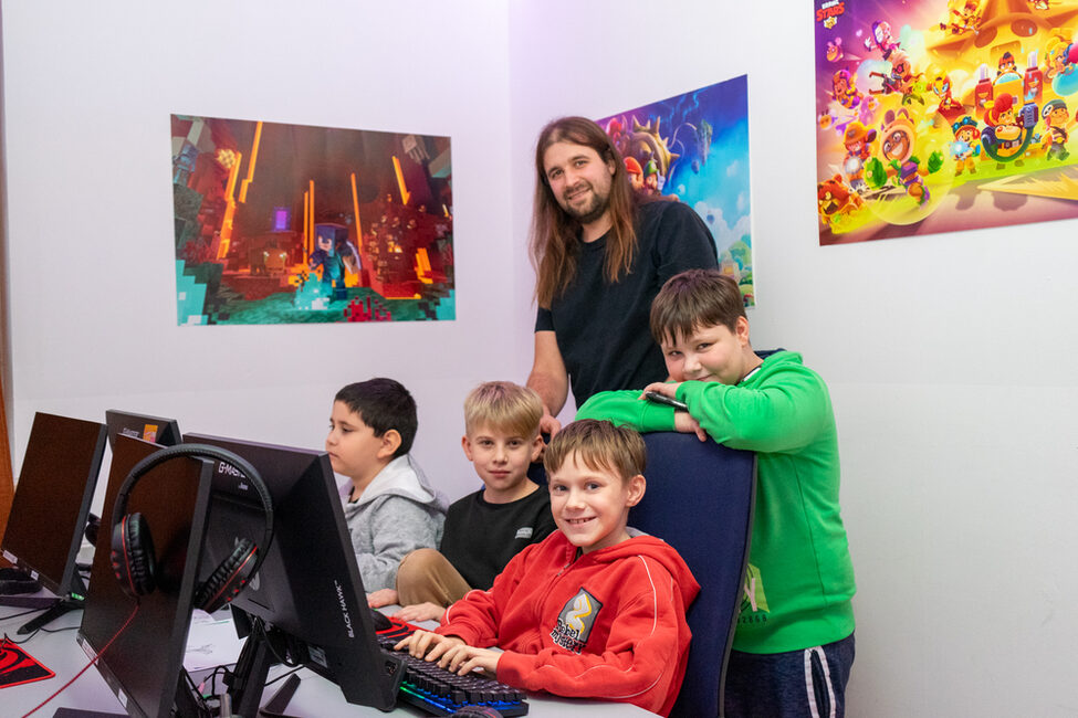 Stefan Rebert und Kinder aus Wüstenahorn im Medienraum im Kinder- und Jugendzentrum.