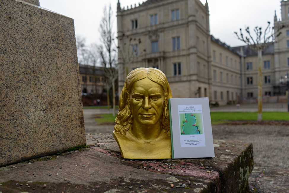 Das Buch der Preisträgerin mit einer Rückertbüste