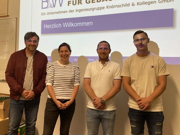 Matthias Völker (Projektkoordination „Jetzt Ihr!“), Daniela Werner (Berufsberatung Bundesagentur für Arbeit), Tobias Seidenstricker und Fabio Lafleur (beide von der Firma B&W Planungsbüro für Gebäudetechnik) bei einer Projektarbeit in der Rückertschule.