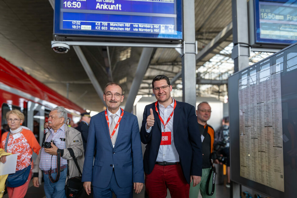 Hans-Herbert Hartan und Dominik Sauerteig am Bahnhof in Erfurt
