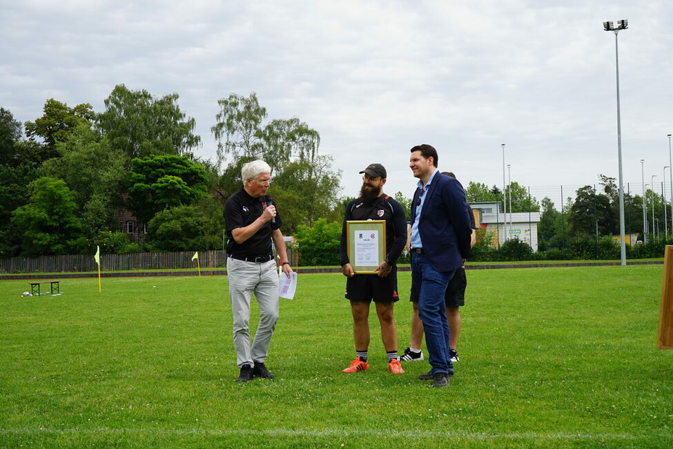 Oberbürgermeister Dominik Sauerteig bei der Preisverleihung des Rugbyschülerturniers auf dem Rugbyplatz des TV 48 Coburg.