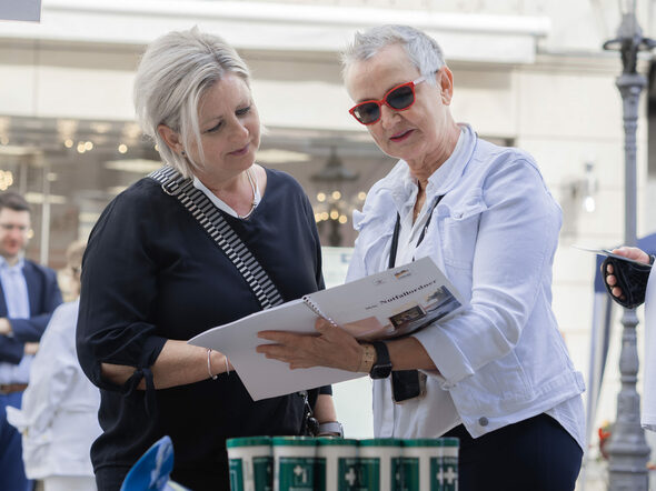 Angela Niestroy (rechts) stellt den Notfallordner der Stadt Coburg vor.