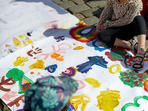 Kinder malen ihre Vision von Toleranz
