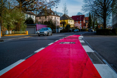 Ein roter Fahrradstreifen in der Ketschendorfer Straße