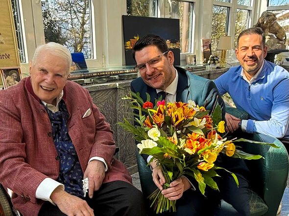 Ob Dominik Sauerteig und 3. Bürgermeister Can Aydin gratulieren Andreas Prinz von Coburg zum 82. Geburtstag