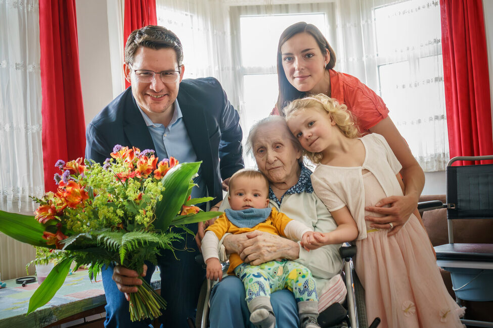 OB Dominik Sauerteig gratuliert Ellas Bähring zum 102. Geburtstag.