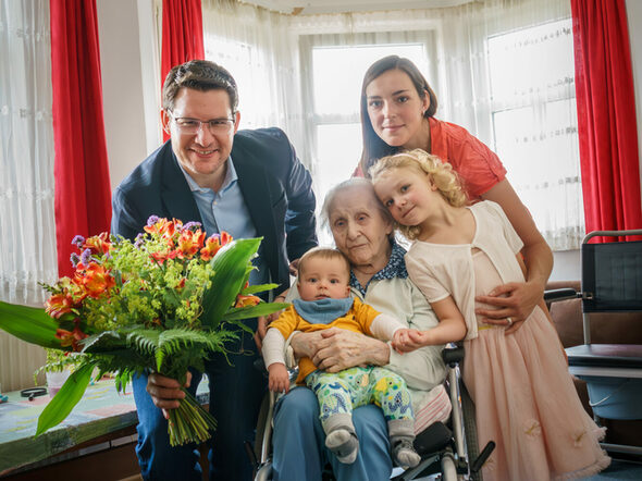 OB Dominik Sauerteig gratuliert Ellas Bähring zum 102. Geburtstag.