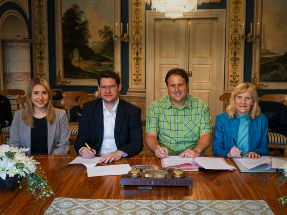 OB Dominik Sauerteig, André Dehler (2. Bürgermeister Grub am Forst) und Marita Pollex-Claus (2. Bürgermeisterin Niederfüllbach) unterzeichnen