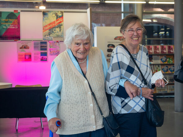 Zwei ältere Frauen besuchen gemeinsam keine Ausstellung.