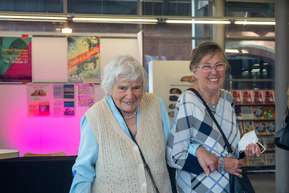 Zwei ältere Frauen besuchen gemeinsam keine Ausstellung.