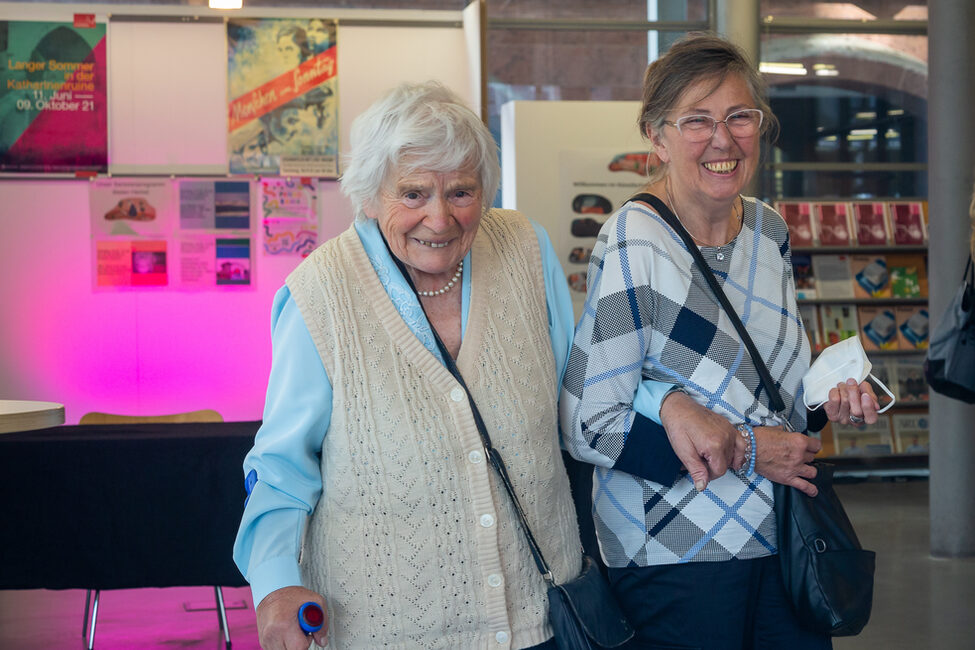 Zwei ältere Frauen besuchen gemeinsam keine Ausstellung.