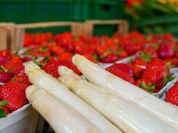 Spargel und Erdbeeren auf dem Wochenmarkt