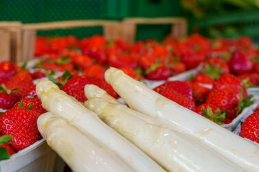 Spargel und Erdbeeren auf dem Wochenmarkt
