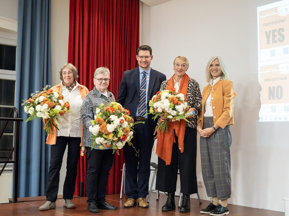 Die Gründerinnen des Arbeitskreises "Keine Gewalt gegen Frauen" Nora Treiber-Dengler, Marianne Morchel und Erna Rank-Kern sowie Sprecherin Susanne Müller mit Oberbürgermeister Dominik Sauerteig