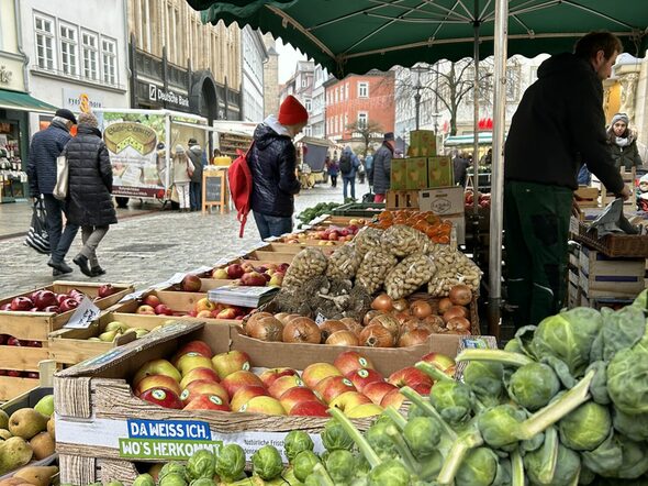 Wenn der Marktplatz belegt ist, stehen die Marktstände in der Spitalgasse.