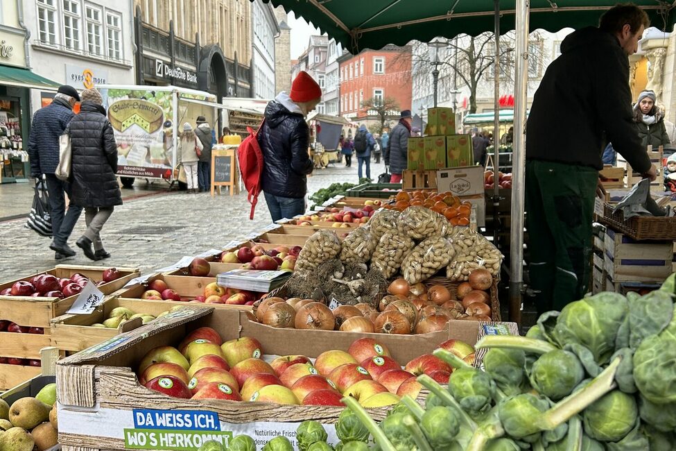 Wenn der Marktplatz belegt ist, stehen die Marktstände in der Spitalgasse.