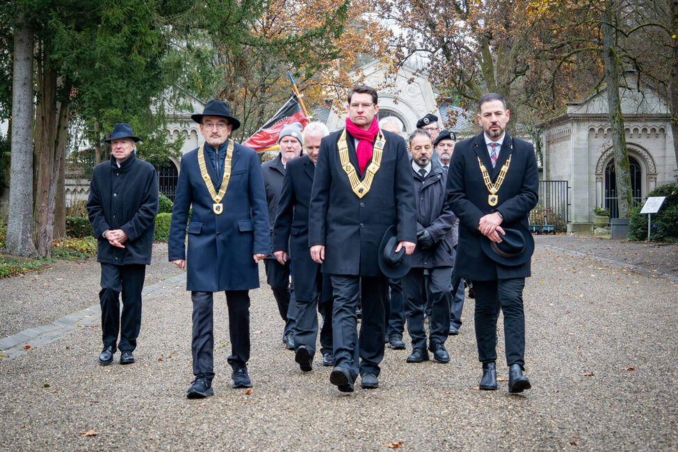 Oberbürgermeister Dominik Sauerteig, 2. Bürgermeister Hans-Herbert Hartan und 3. Bürgermeister Can Aydin führen den Trauerzug an