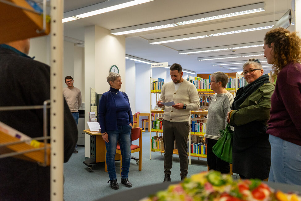 3. Bürgermeister Can Aydin bei der Eröffnung der Bibliothek der Dinge.