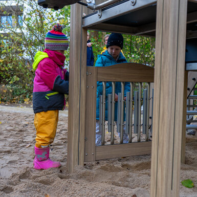 Auf dem neuen Spielplatz im Rosengarten haben schon am Eröffnungstag Kinder gespielt.