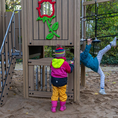 Auf dem neuen Spielplatz im Rosengarten gibt es jetzt auch einen Kletterturm.