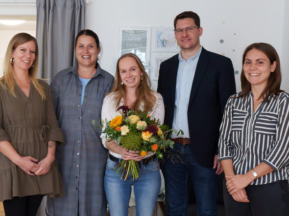 OB Dominik Sauerteig und Diana Schmitt (WiFög) heißen Dr. Stefanie Langer und ihr Team in Coburg.