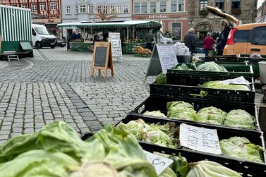 Der Gemüsemarkt auf dem Marktplatz.