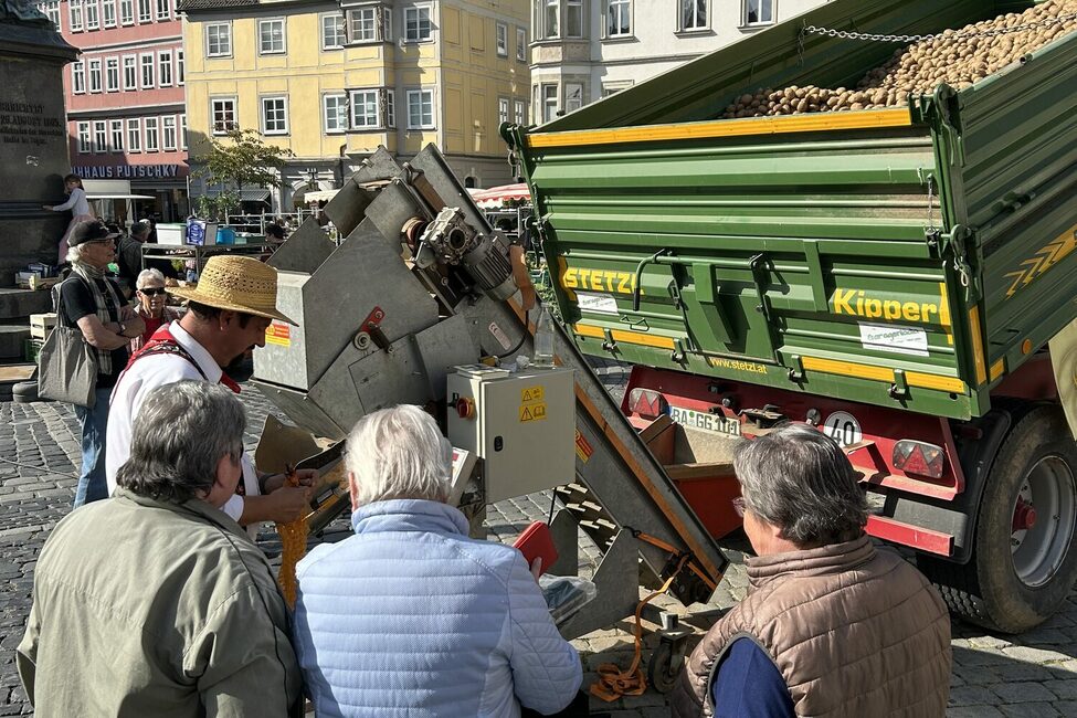 Zum Kartoffelmarkt können sich die Besucher*innen Kartoggeln direkt vom Traktor absacken lassen.