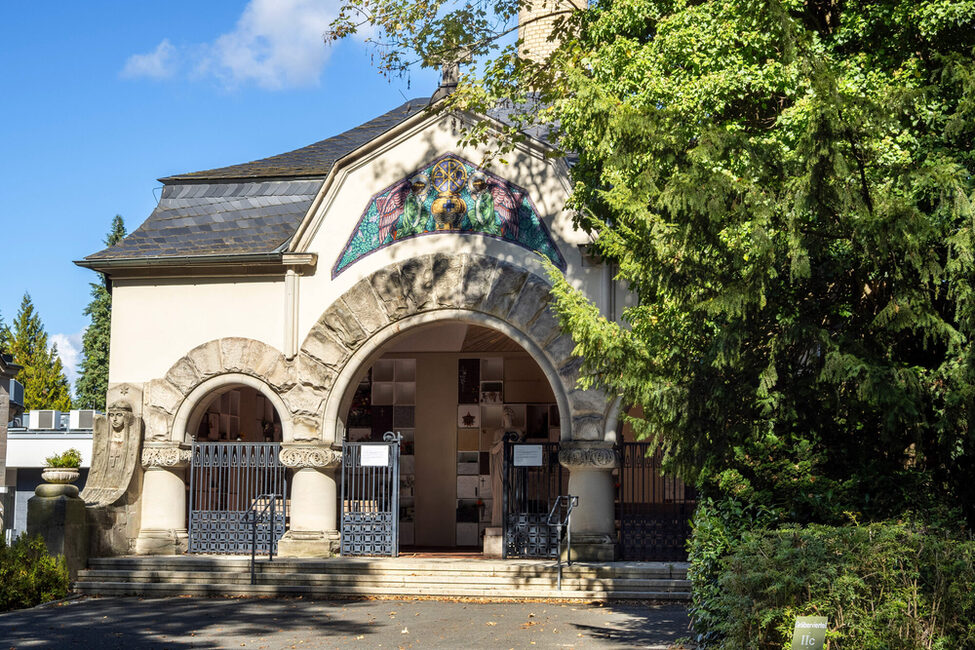 Außenansicht von Urnenwand und Krematorium auf dem Coburger Friedhof.